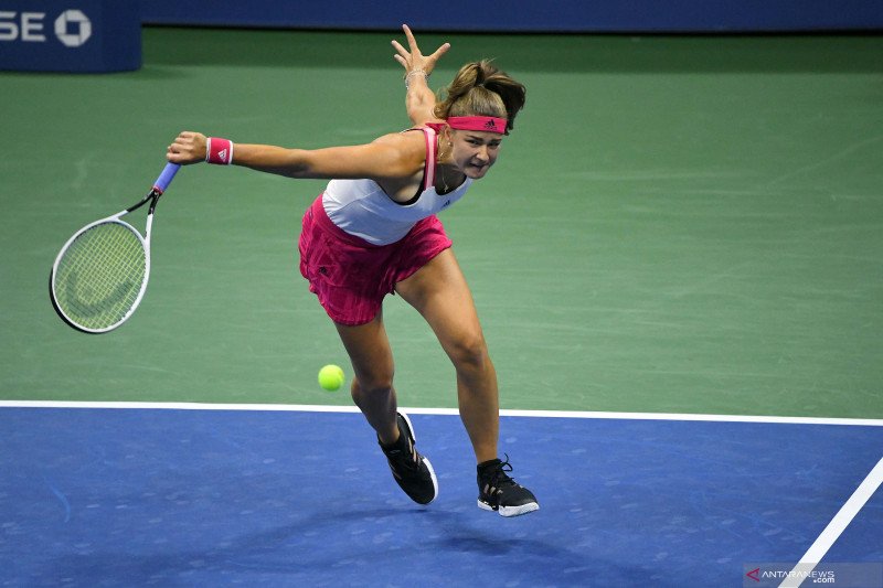Arsip foto - Petenis Rusia Karolina Muchova mengembalikan bola ke arah petenis AS Venus Williams dalam laga babak pertama Turnamen Tenis AS Terbuka, di USTA Billie Jean King National Tennis Center, Flushing Meadows, New York, Amerika Serikat, Selasa (1/9/