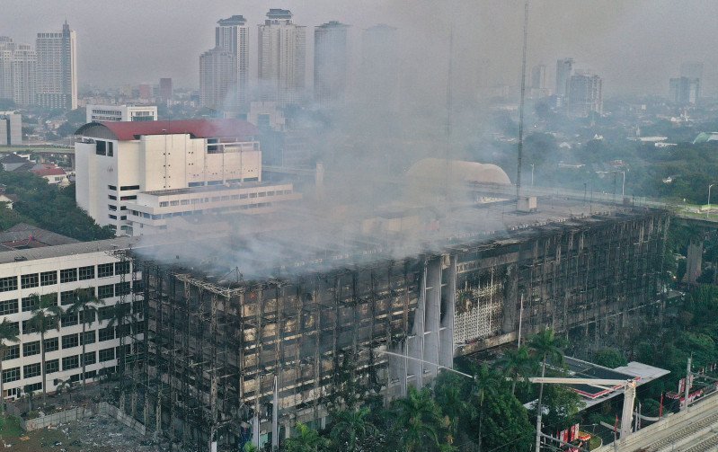 Foto udara gedung utama Kejaksaan Agung yang terbakar di Jakarta, Minggu (23/8/2020). Kebakaran yang berawal sejak Sabtu (22/8) malam itu masih dalam penanganan pihak pemadam kebakaran hingga Minggu pukul 06.00 WIB. ANTARA FOTO/Aditya Pradana Putra/foc.
