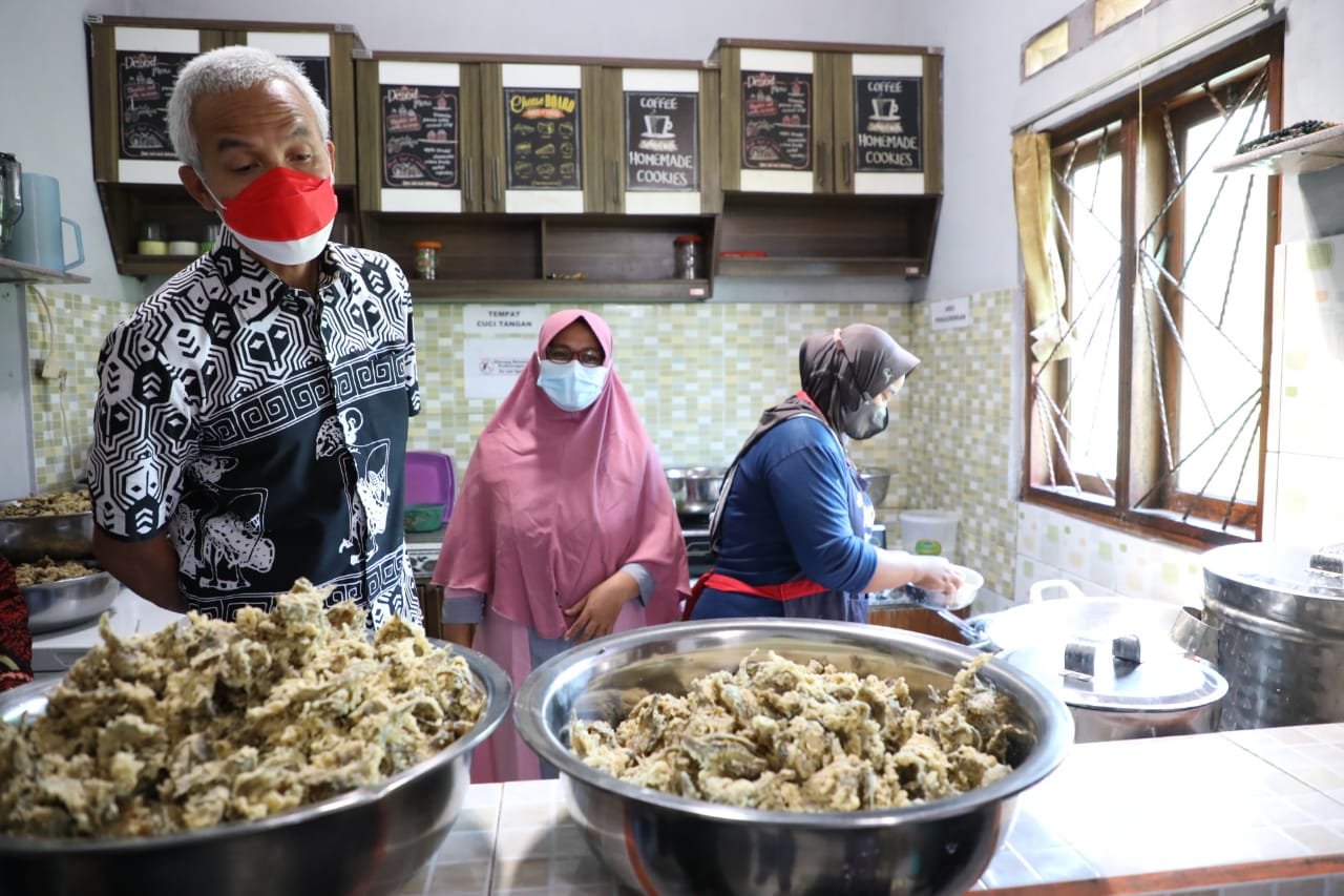Gubernur Jawa Tengah Ganjar Pranowo ketika mengunjungi dapur Usaha Nila Crispy di Bobosan Purwokerto