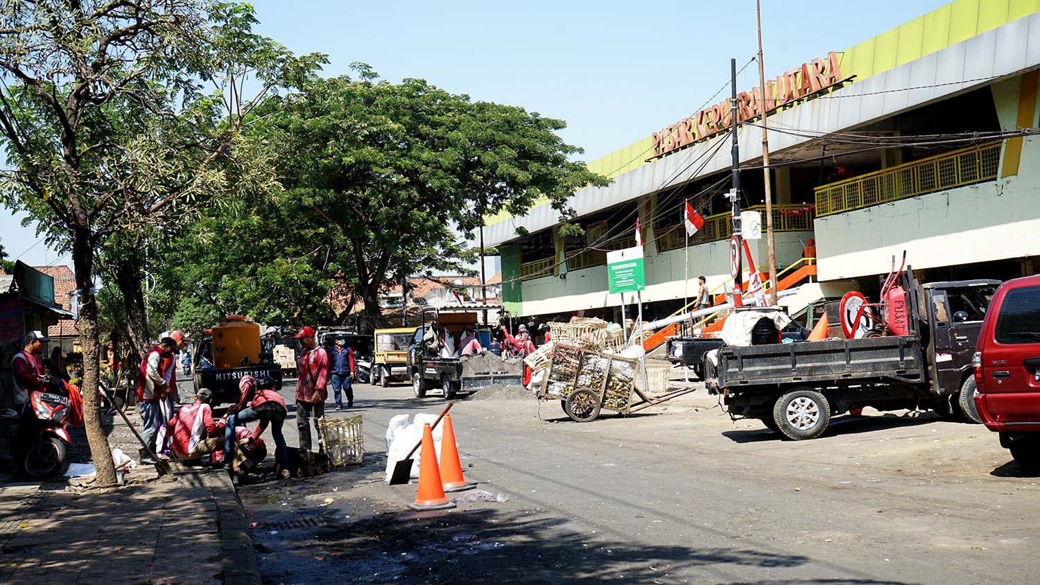 Pemkot Surabaya melakukan penataan dan perapian Pasar. Perapian dilakukan pemkot bersama PD Pasar Surya dengan menggelar kerja bakti di Pasar Keputran Utara pada Selasa (22/8/2023). 