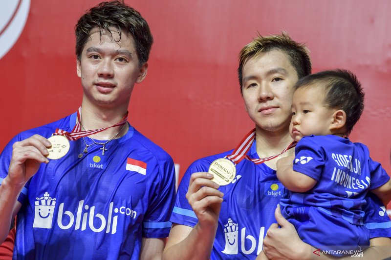 dok/Ganda putra Indonesia Kevin Sanjaya Sukamuljo (kiri) dan Marcus Fernaldi Gideon memegang medali usai mengalahkan lawan senegara Hendra Setiawan dan Mohammad Ahsan dalam babak final Daihatsu Indonesia Masters 2020 di Istora Senayan, Jakarta, Minggu (19
