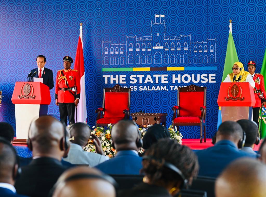 Presiden Jokowi memberikan keterangan persnya setelah pertemuan bilateral bersama Presiden Samia Suluhu Hassan di Dar Es Salaam State House, pada Selasa (22/08/2023). (Foto: BPMI Setpres/Laily Rachev)

