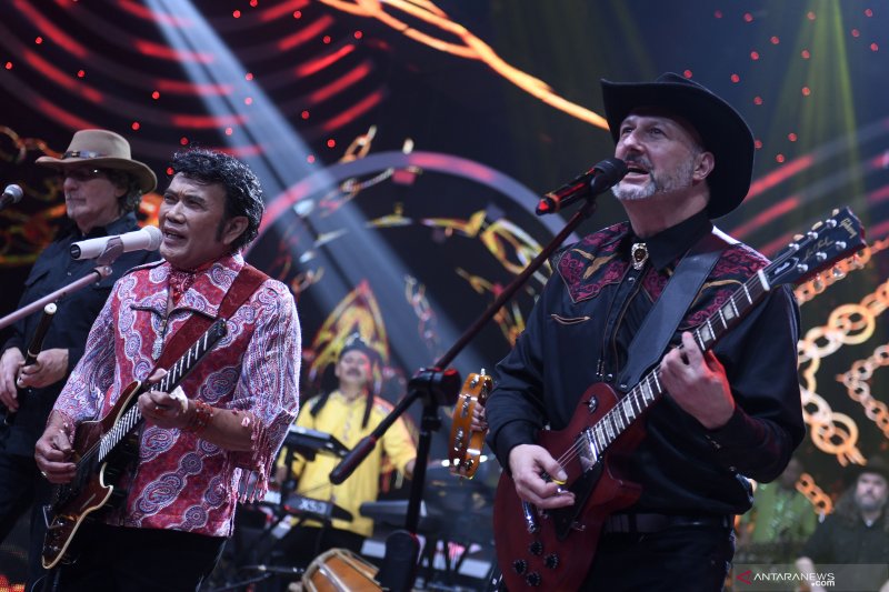 Musisi dangdut Rhoma Irama (kiri) tampil bersama group dangdut asal Amerika 'Dangdut Cowboys' pimpinan Andrew Weintraub (kanan) saat Konser Dangdut Mendunia di stasiun televisi swasta nasional, Jumat (15/03/19). (ANTARA FOTO/zarqoni maksum)