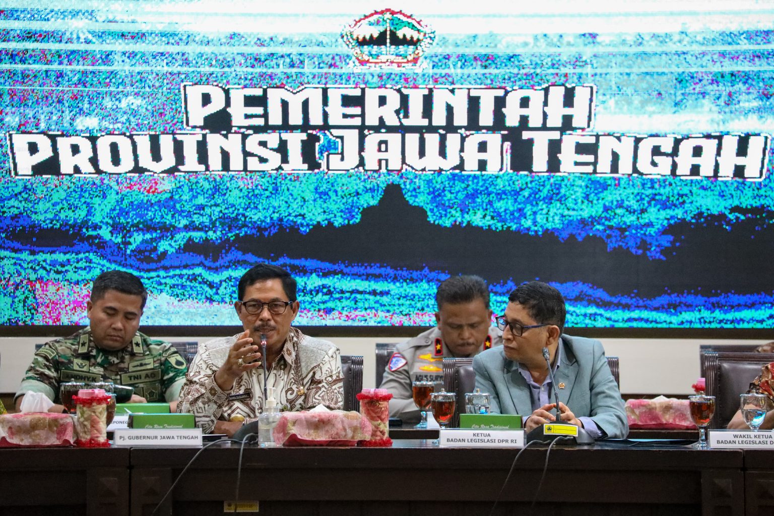 Penjabat Gubernur Jawa Tengah, Nana Sudjana saat menerima kunjungan Badan Legislasi (Baleg) Dewan Perwakilan Rakyat (DPR) RI dalam agenda Sosialisasi Program Legislasi Nasional RUU Tahun 2025-2029 di Kantor Gubernur Jawa Tengah, Jumat (27/12/2024).