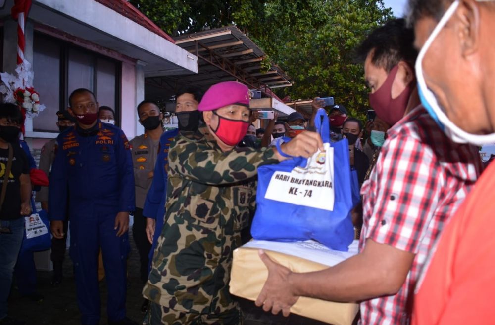 Komandan Lantamal VIII dan Forkopimda Bagikan Sembako