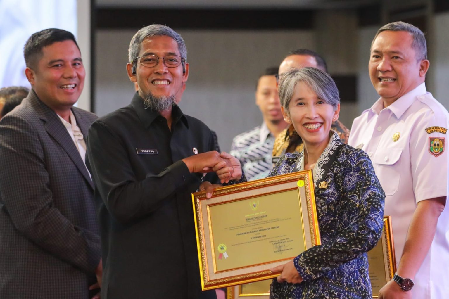 Pemerintah Provinsi Jawa Tengah memberikan penghargaan manajemen pemerintahan/ lembaga terbaik kepada sembilan Organisasi Pemerintah Daerah (OPD) di lingkungan kerjanya