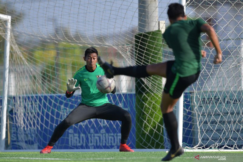 Penjaga gawang Satria Tama Hardiyanto (kiri) saat berlatih menangkap bola dalam latihan menjelang pertandingan Sepak Bola AFF U-22 di lapangan AUPP Sport Club, Phnom Penh, Kamboja, Selasa (19/2/2019). ANTARA FOTO/Nyoman Budhiana/pd..

