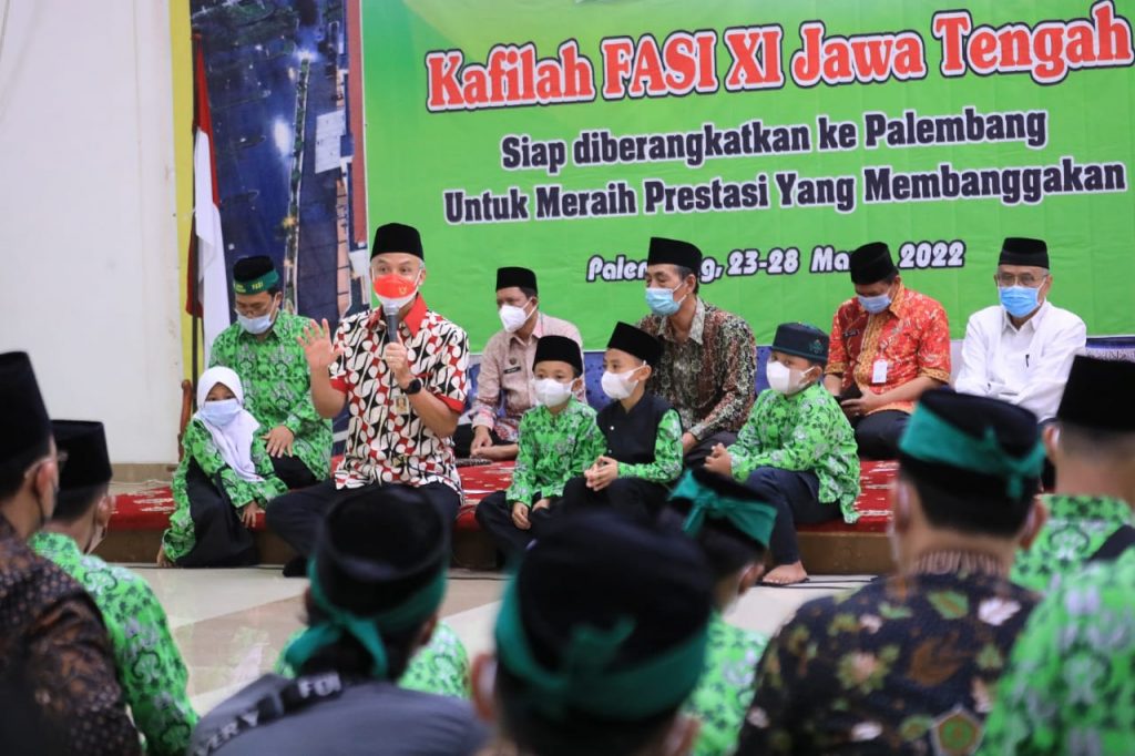 Gubernur Jawa Tengah Ganjar Pranowo saat melepas keberangkatan Kafilah Festival Anak Soleh-solehah Indonesia (FASI) Jawa Tengah ke Palembang, Sumatera Selatan, untuk mengikuti ajang FASI Tingkat Nasional XI,