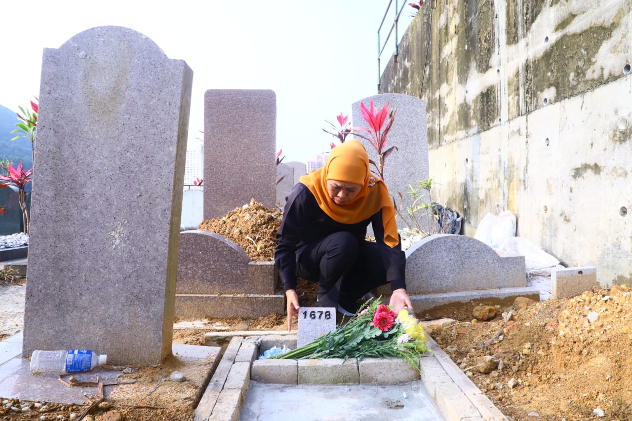 Gubernur Jawa Timur Khofifah Indar Parawansa berziarah ke makam Suko Endari asal Tulungagung dan Nur Laily Badiatul Muyassaroh asal Banyuwangi yang meninggal karna Covid-19, di Chai Wan Muslim Cemetery Hong Kong, Senin (15/5).