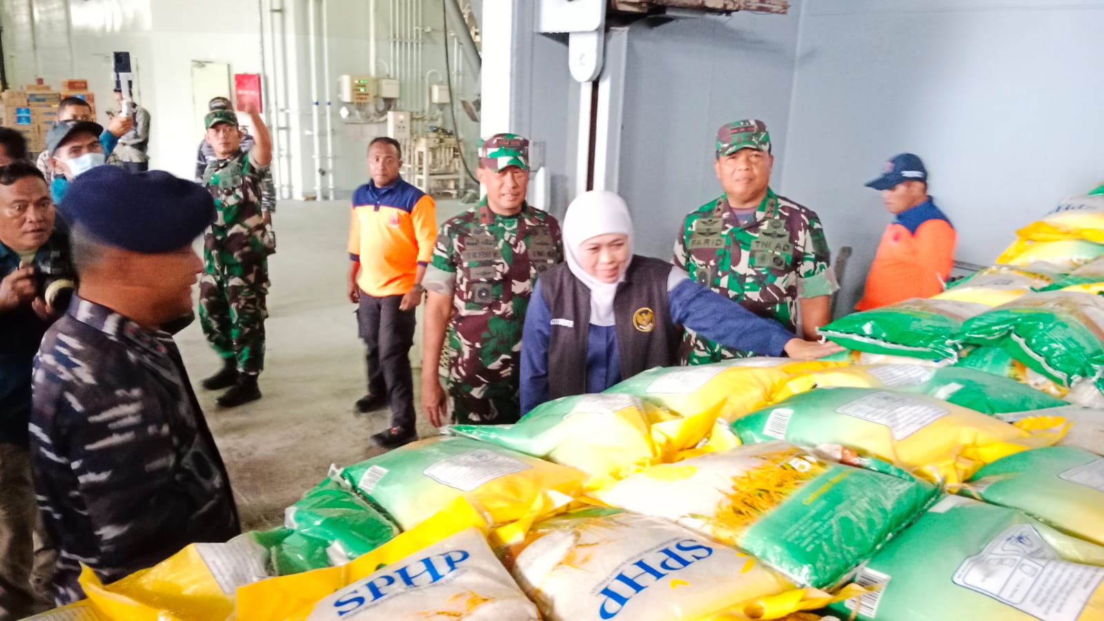 Forkopimda Jatim Kembali Kirim Logistik Melalui KRI dr Soeharso ke Masalembu