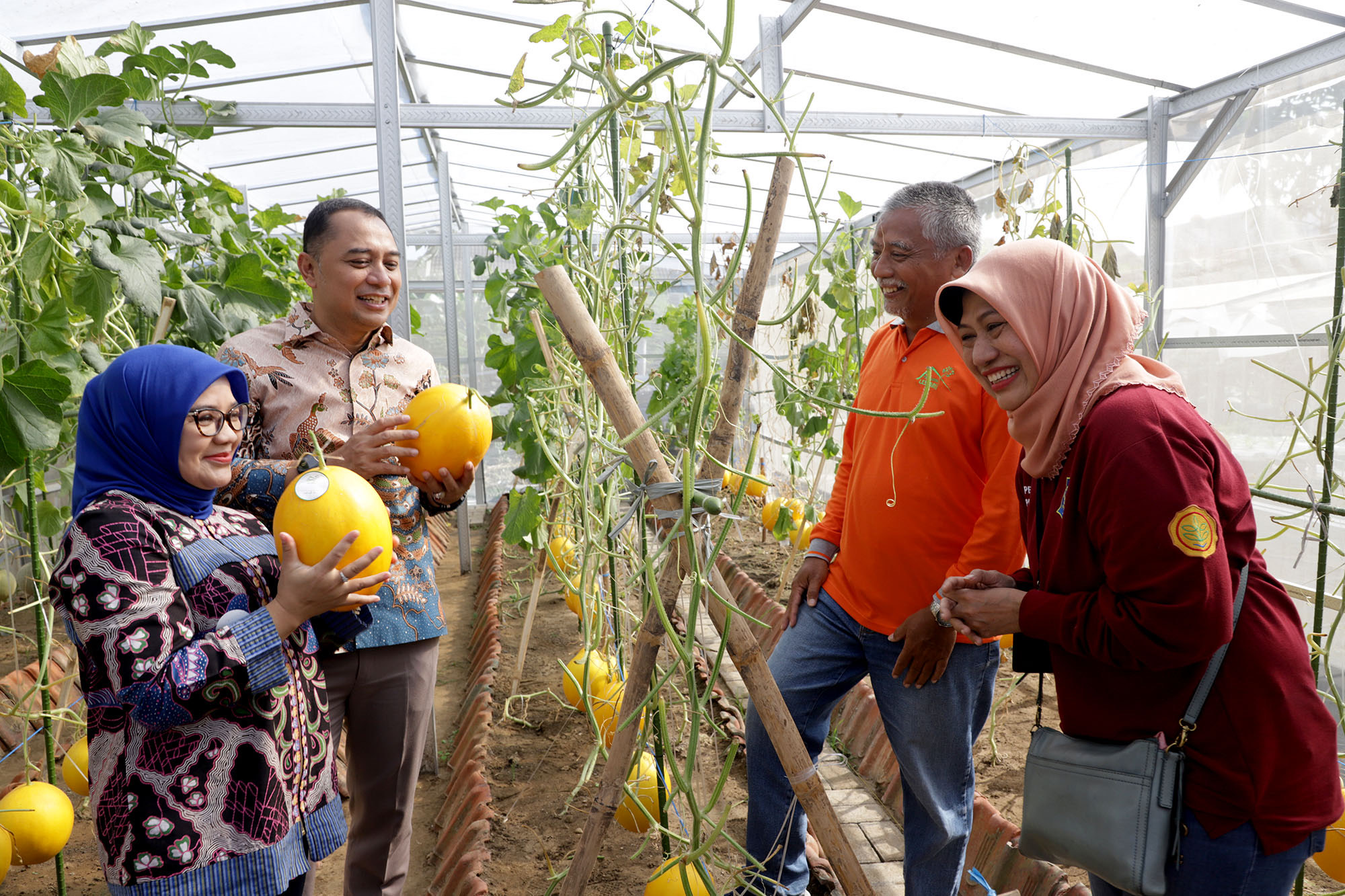Gubernur Jawa Timur Khofifah Indar Parawansa saat meresmikan Green House MAS, 