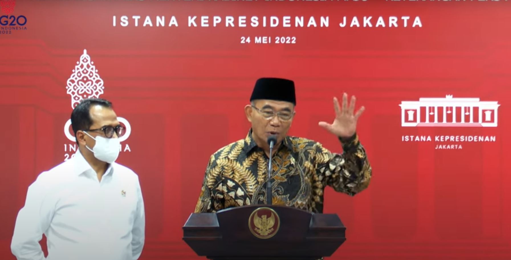 Menteri Pembangunan Manusia dan Kebudayaan (Menko PMK) Muhadjir Effendy, dalam keterangan pers usai Ratas.