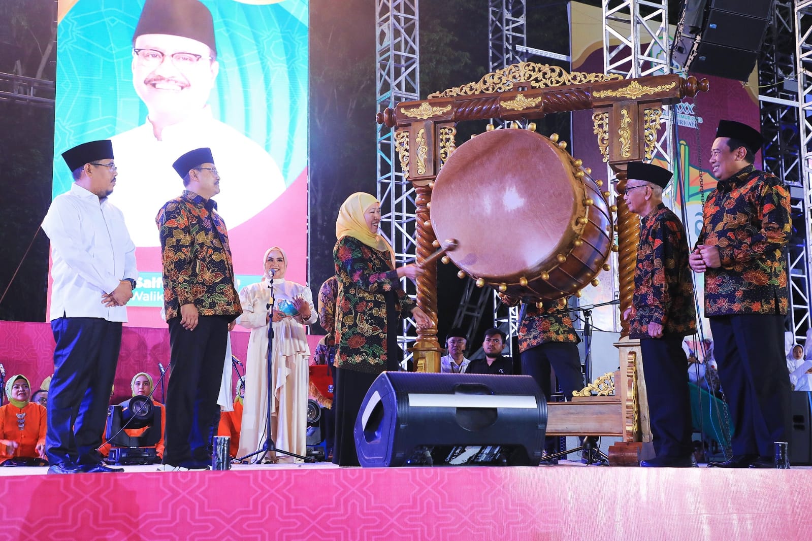 Gubernur Jawa Timur, Khofifah Indar Parawansa secara resmi membuka gelaran Musabaqah Tilawatil Quran (MTQ) XXX Tingkat Provinsi Jawa Timur di Stadion Untung Surapati, Kota Pasuruan, Minggu (1/10) malam