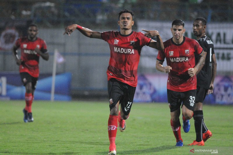 Pesepak bola Madura United (MU) FC Haris Tuharea (tengah) melakukan selebrasi usai mencetak gol ke gawang Bhayangkara FC dalam laga Piala Gubernur di Stadion Gelora Bangkalan (SGB) Bangkalan, Jawa Timur, Senin (10/2/2020). ANTARAFOTO/Saiful Bahri/foc. (AN