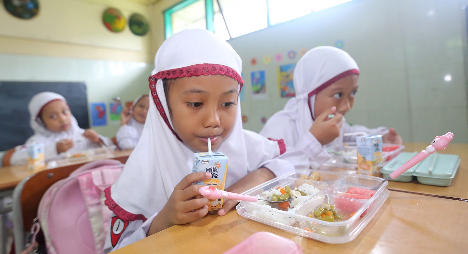 Program Makan Bergizi Gratis (MBG) yang diinisiasi oleh Pemerintah Kota Surabaya mulai diterapkan pada Senin (13/1/2025)