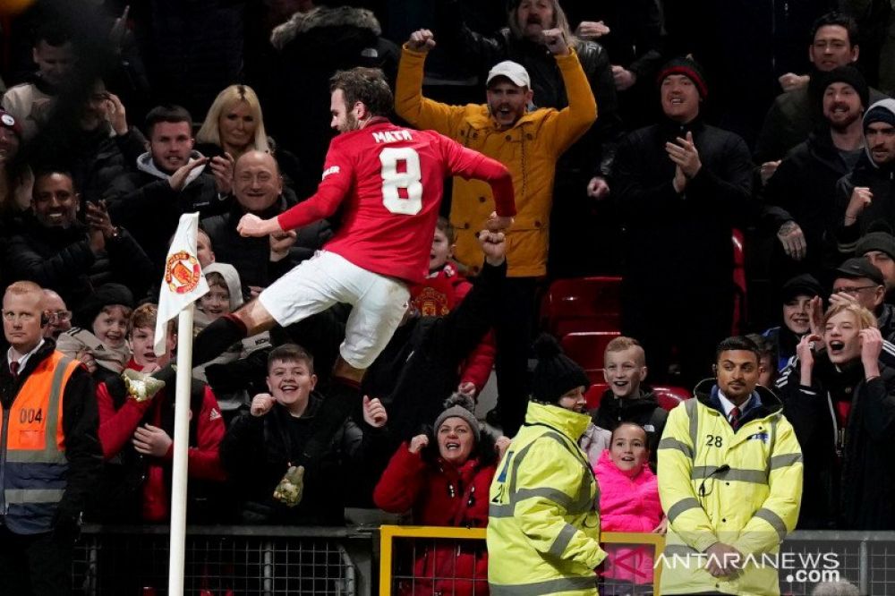 Old Trafford Pasang Tribun Berdiri