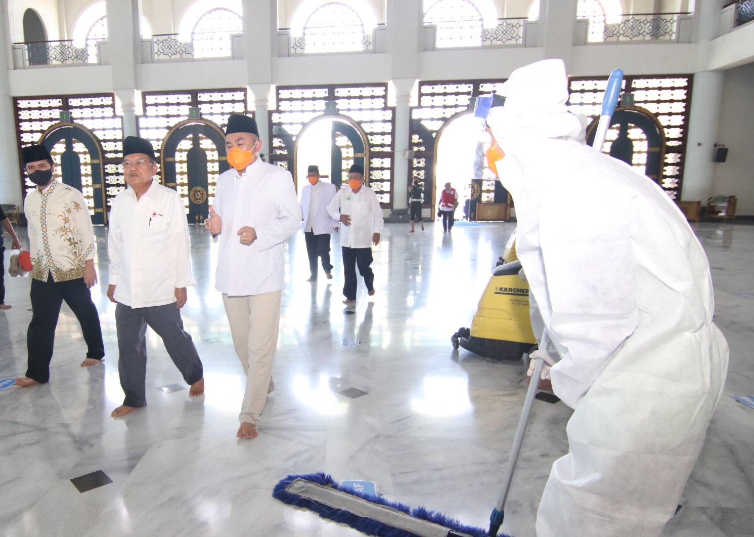 Emil dan Jusuf Kalla Lihat Kesiapan Masjid Al Akbar Menuju New Normal
