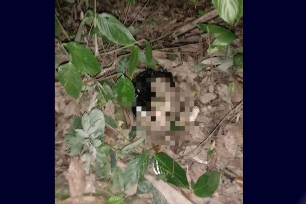 Mayat bayi laki-laki dimasukan dalam kantong plastik ditemukan di Desa Bintang Ninggi II RT 05 Kecamatan Teweh Selatan, Minggu (24/5/2020).(ANTARA/HO-Polsek Bukit Sawit)

