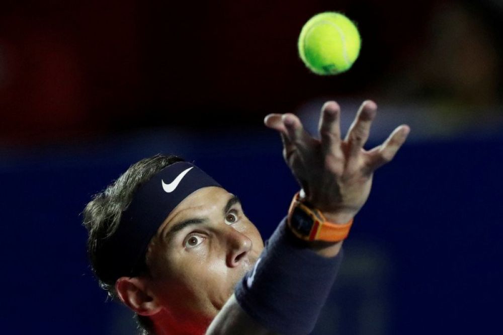 Petenis Spanyol Rafael Nadal melakukan servis melawan petenis Korea Selatan Soon Woo Kwon dalam babak perempat final turnamen tenis Mexican Open di Princess Acapulco Stadium, Acapulco, Meksiko, Kamis (27/2/2020). (REUTERS/HENRY ROMERO)