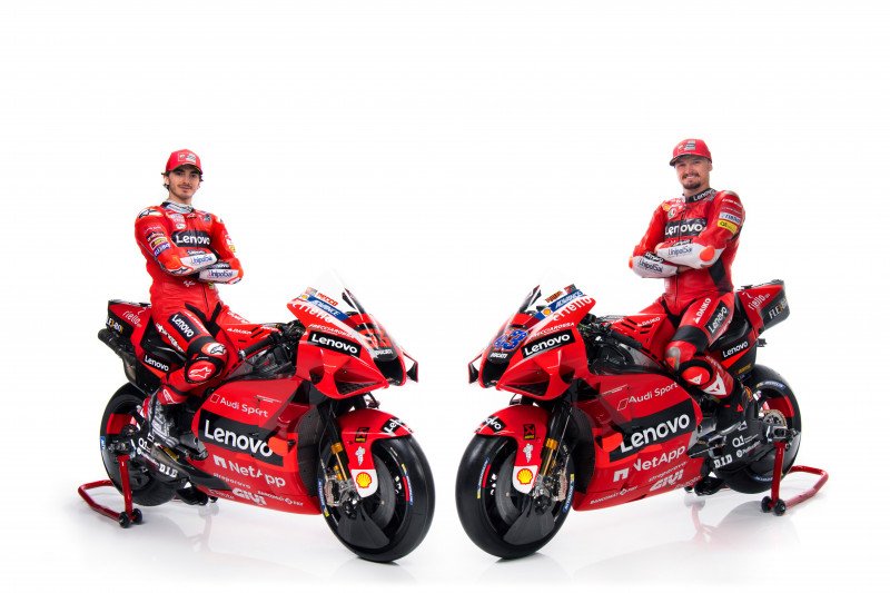 Pebalap tim Ducati Francesco Bagnaia (kiri) dan Jack Miller (kanan) memamerkan tunggangan baru mereka untuk musim MotoGP 2021 ((ANTARA/HO via lenovo.com))
