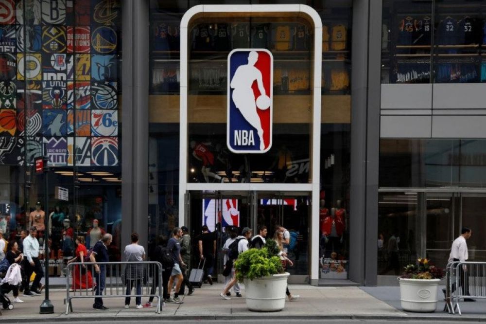 Logo NBA di sebuah sudut kota New York, Amerika Serikat. (REUTERS/Brendan McDermid).