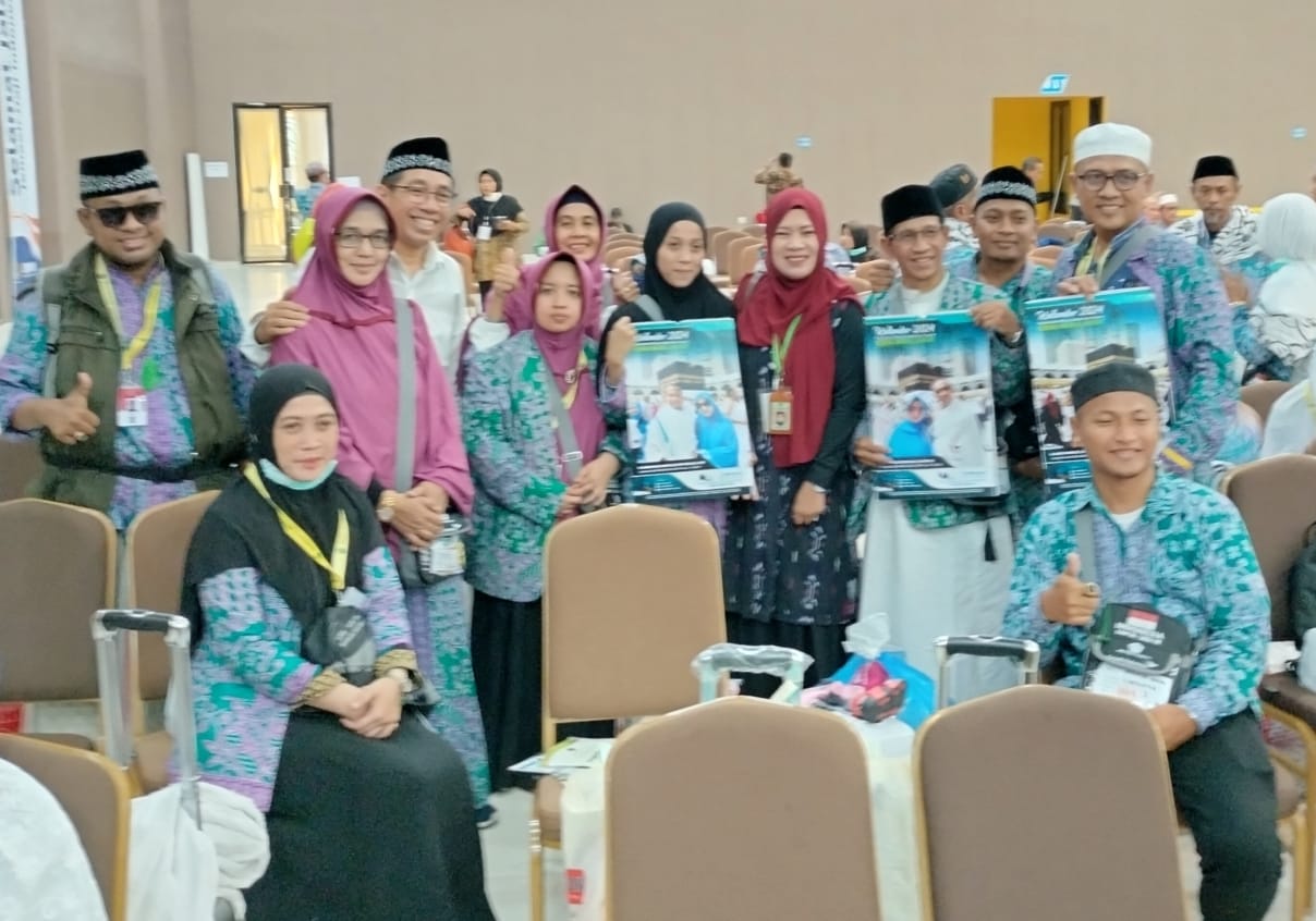 Jamaah KBIHU Nurul Hayat Surabaya saat tiba di Asrama Haji Sukolilo Surabaya, Jumat (4/8)