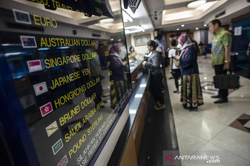  Warga mengantre untuk menukarkan mata uang di salah satu gerai penukaran valuta asing di Jakarta. (ANTARA FOTO/Aprillio Akbar/aww) 