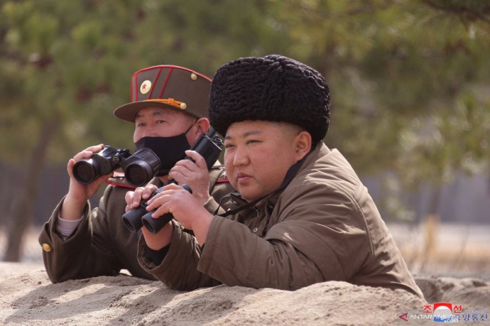 Pemimpin Korea Utara Kim Jong Un terlihat pada foto tanpa tanggal yang disiarkan Agensi Berita Sentral Korea (KCNA) pada Senin (9/3/2020). ANTARA FOTO/KCNA via REUTERS/wsj/djo