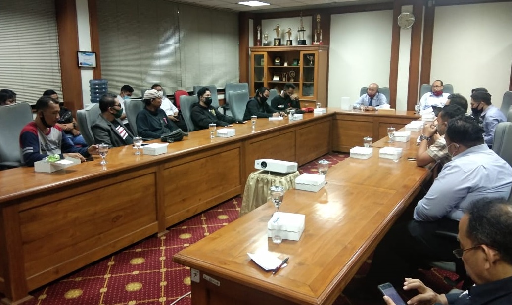 OJK Jatim saat memfasilitasi keluhan Asosiasi Driver Online (Foto: HMP/Anton)