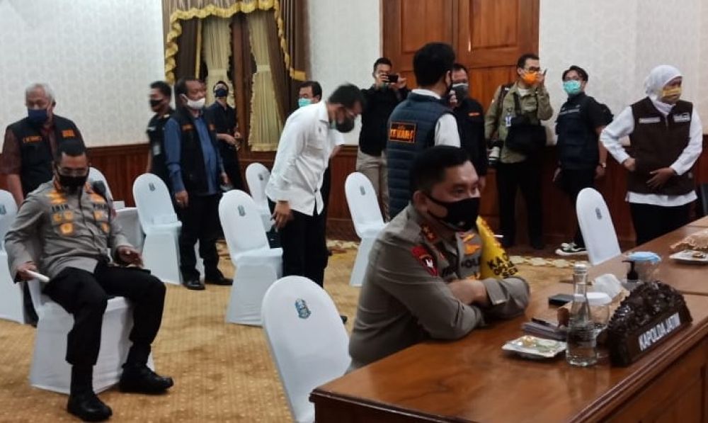 Kapolrestabes Surabaya Kombes Pol Johnny Eddizon Isir dampingi Kapolda Jatim di Rakor Covid-19