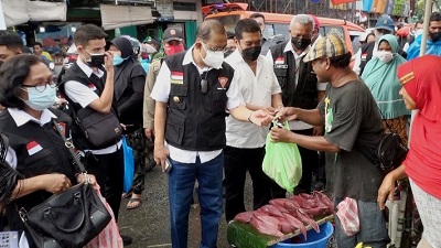 Aksi serbu pasar ini bukan untuk melakukan operasi Yustisi atau pengawasan PPKM, namun untuk memborong dagangan PKL dalam gerakan Sosial, “Sorong Bahu Bantu Susahku (Sobatku) Ayo Balanja”. HMP/BOY