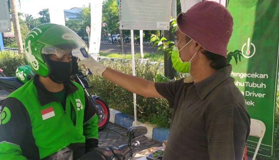 Pengemudi Ojol diperiksa suhu tubuh (Foto: HMP/Anton)