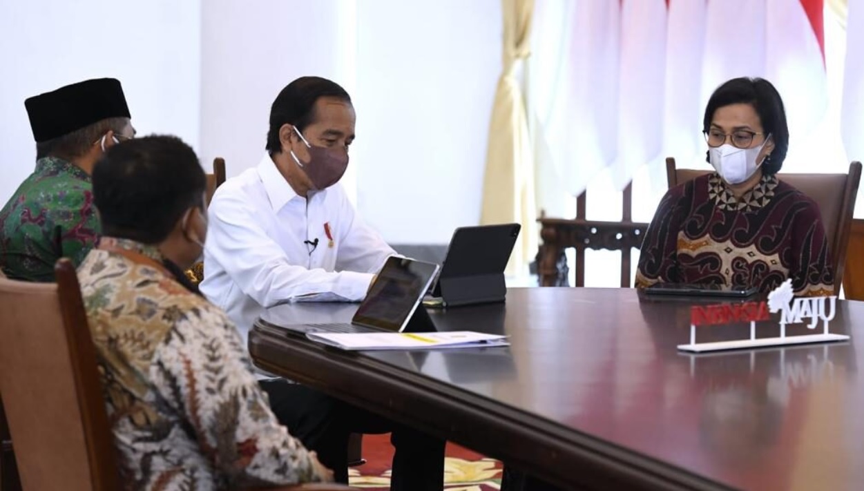 Presiden Joko Widodo melaporkan Surat Pemberitahuan (SPT) Tahunan Pajak Penghasilan (PPh) melalui aplikasi daring e-filing di Istana Kepresidenan Bogor, Jawa Barat, pada Jumat, 4 Maret 2022. 