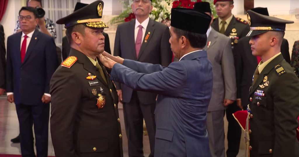 Presiden RI Joko Widodo (Jokowi) melantik Letnan Jenderal TNI Maruli Simanjuntak sebagai Kepala Staf Angkatan Darat (KSAD), di Istana Negara, Jakarta, Rabu (29/11/2023)