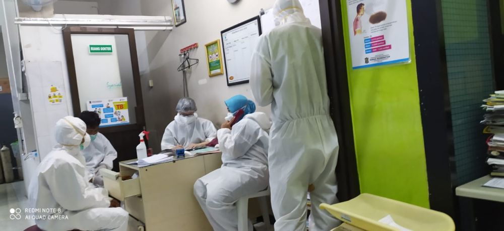 Petugas RS Bunda yang dituding keluarga pasien enak-enakan nongkrong, Jumat (29/5). Padahal, pada saat yang sama, pihak keluarga sedang bingung akan membawa pulang jenasah sang ayah. (FOTO: HMP/ISTIMEWA)
