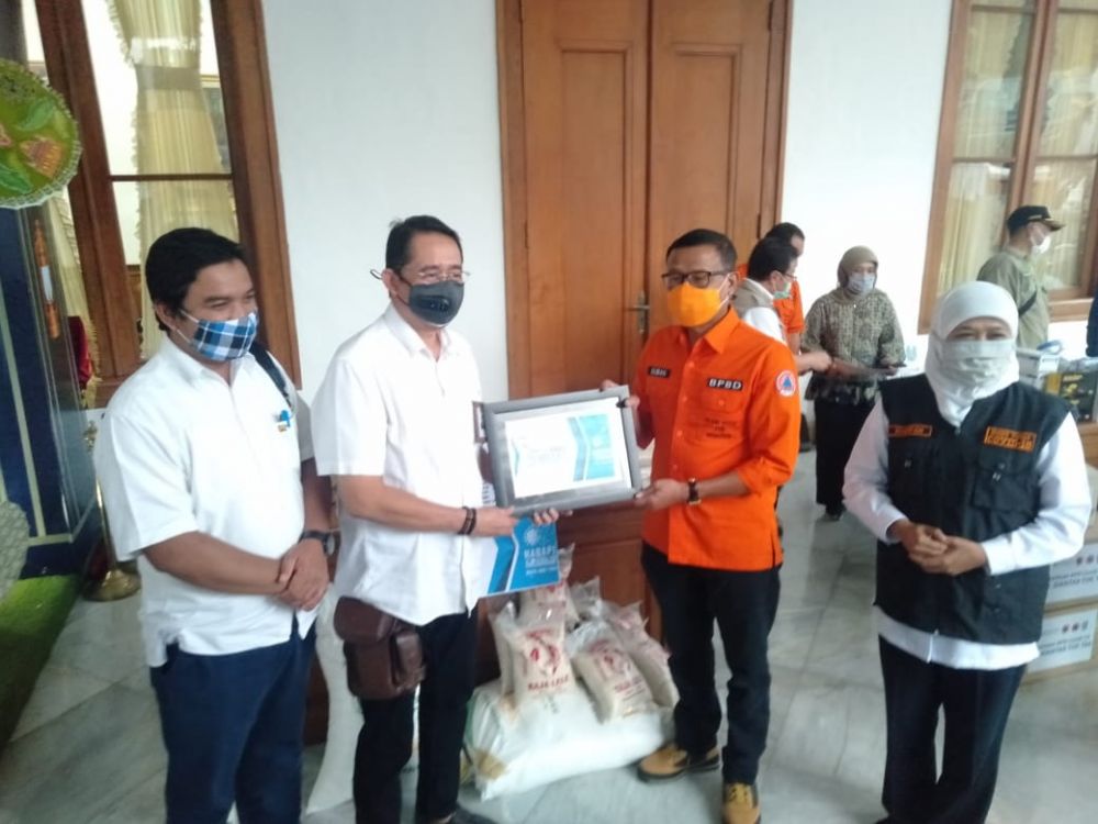 SERAH-TERIMA: Direktur Utama PTPN XI, Gede Meivera Utama Adnjana Putra dan Gubernur Jatim Khofifah Indar Parawansa saat penyerahan bantuan sembako di Gedung Grahadi, Senin (18/5).