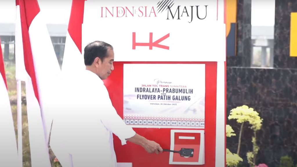 Presiden Jokowi meresmikan Jalan Tol Indralaya-Prabumulih di Palembang, Sumatera Selatan, Kamis (26/10/2023)
