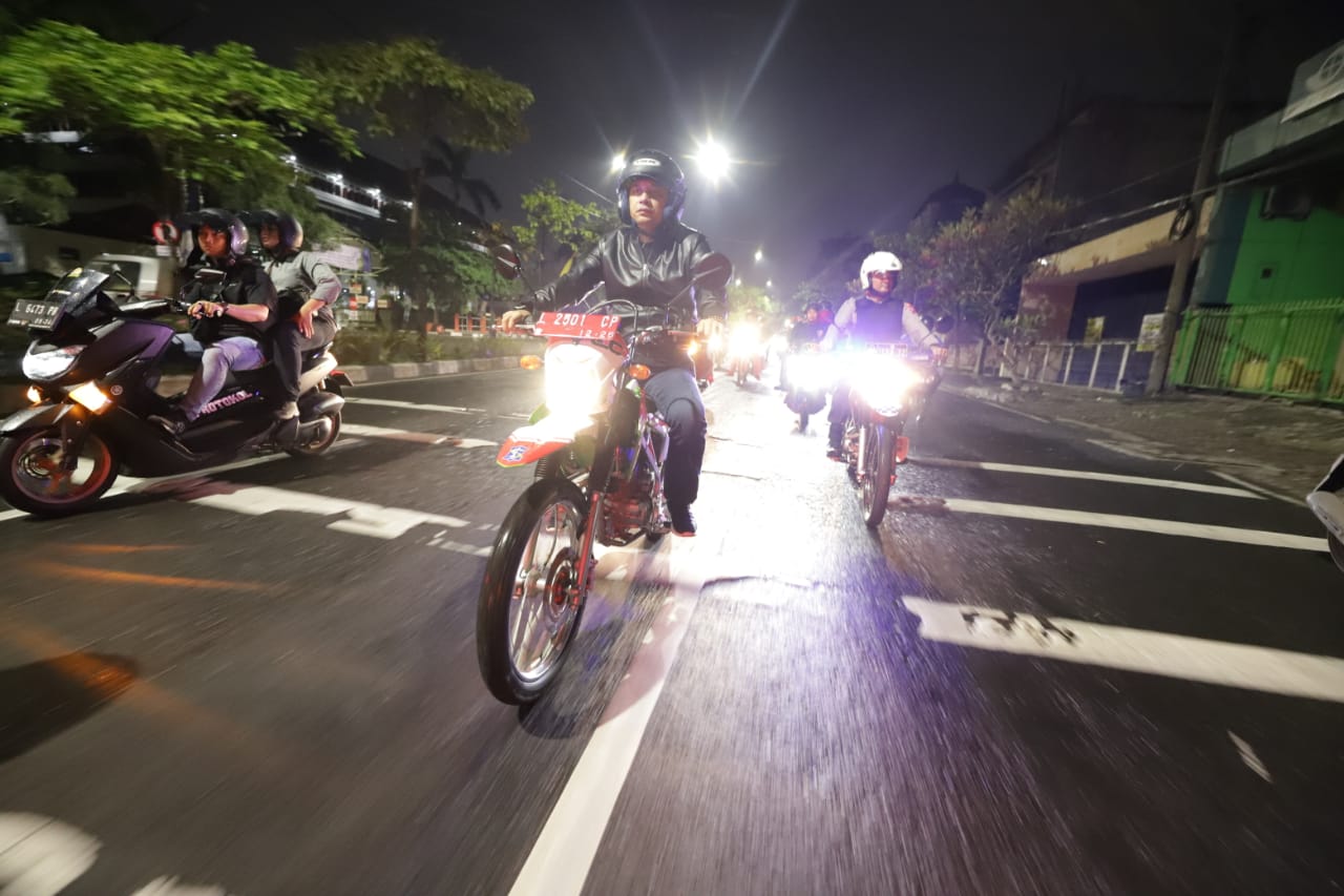 Wali Kota Eri bersiap menuju ke titik - titik rawan terjadi aksi tawuran seusai menggelar apel bersama persiapan operasi gabungan TNI/Polri serta Organisasi Masyarakat (Ormas) di halaman Balai Kota, Sabtu (3/12/2022) malam. Wali Kota