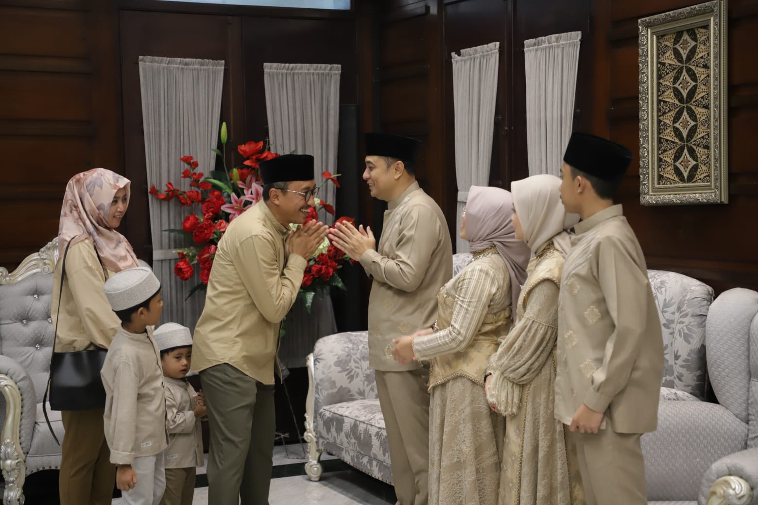 Gelar Open House saat Lebaran, Wali Kota Eri Cahyadi bersama Keluarga Sambut Warga di Rumah Dinasnya