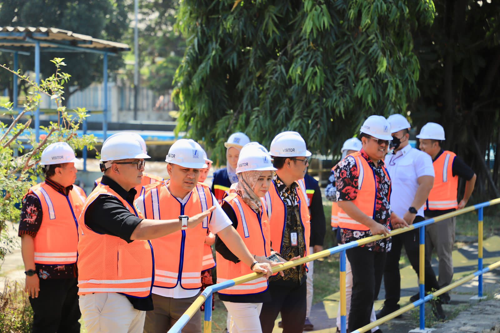 Wali Kota Surabaya Eri Cahyadi didampingi Direktur Utama PT SIER Didik Prasetiyono saat meninjau proses pengolahan limbah cair mulai dari sumur masuknya seluruh limbah dari tenant-tenant SIER, hingga limbah yang sudah diolah jadi air bersih 