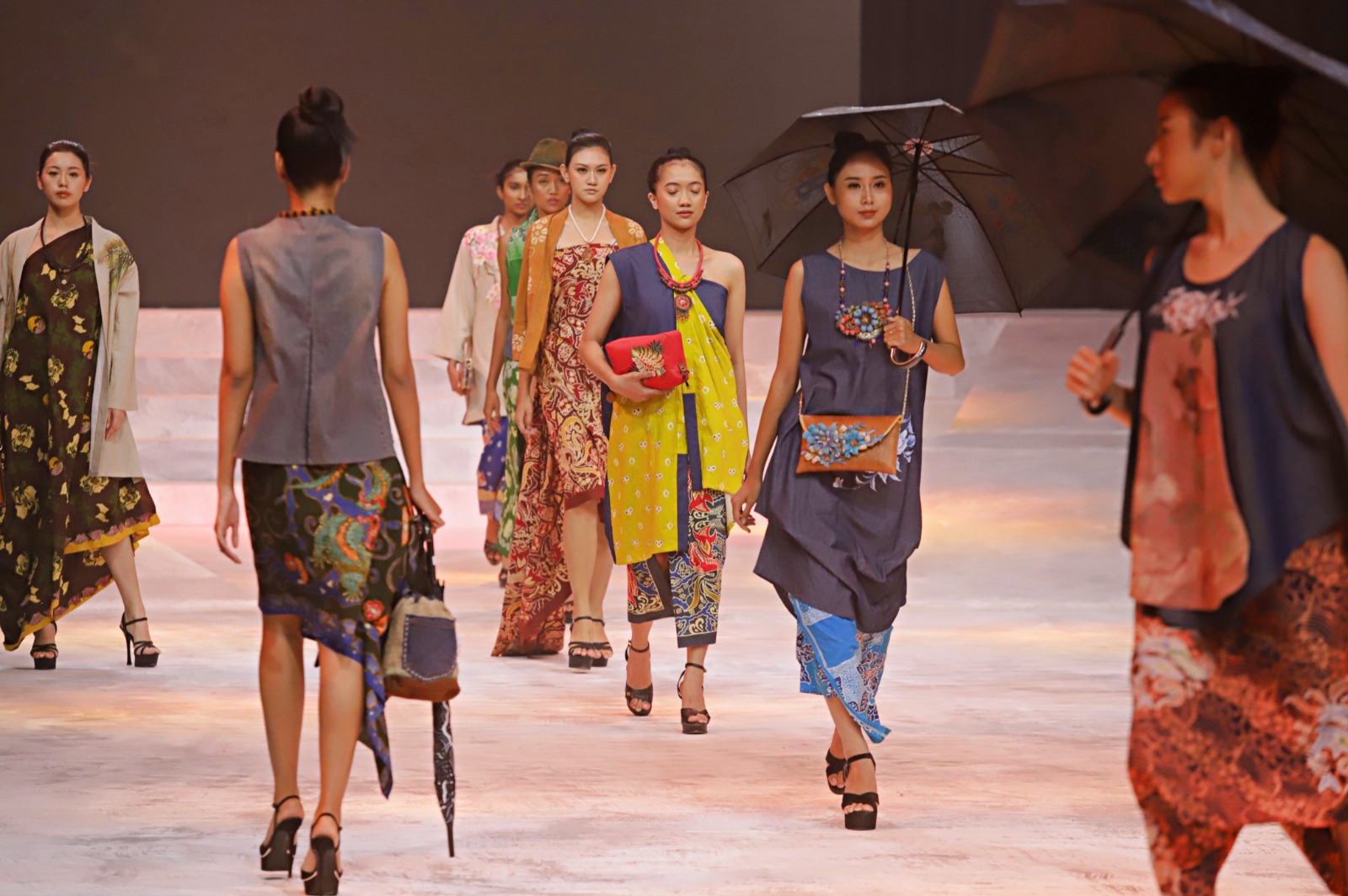 Wali Kota Surabaya Eri Cahyadi hadir dalam peresmian Surabaya Fashion Parade (SFP) di Convention Hall Tunjungan Plaza 3, Kamis (7/9/2023)