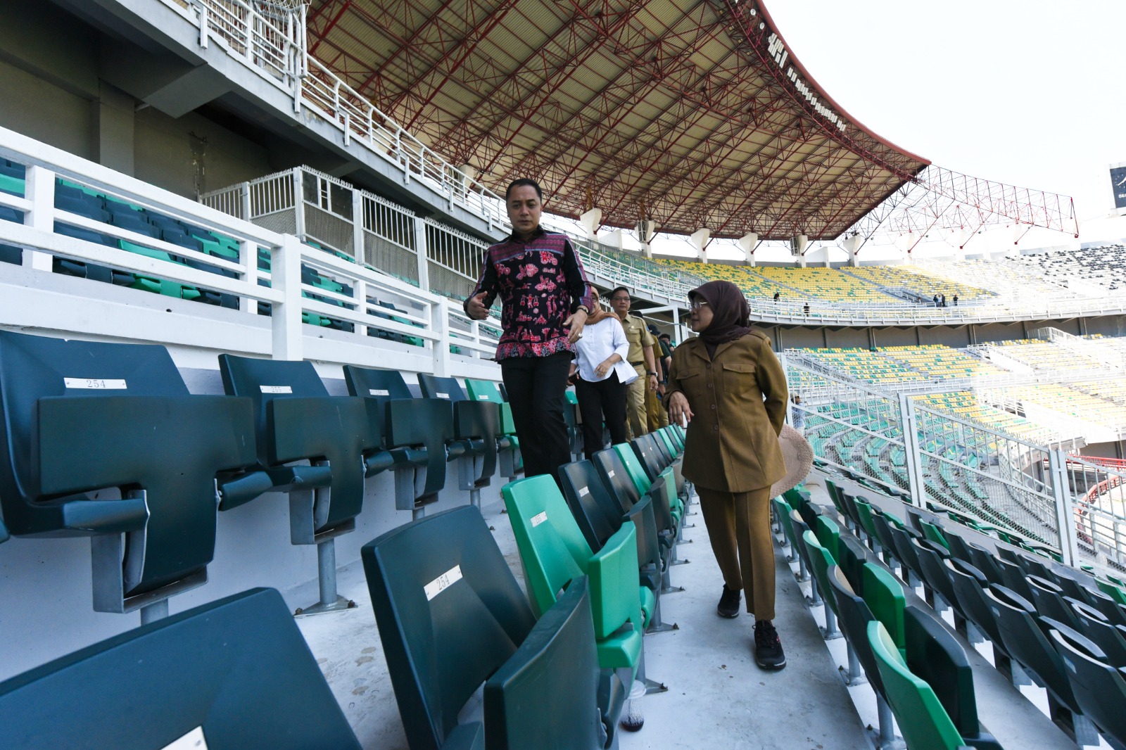 - Wali Kota Surabaya Eri Cahyadi saat meninjau kesiapan Gelora Bung Tomo