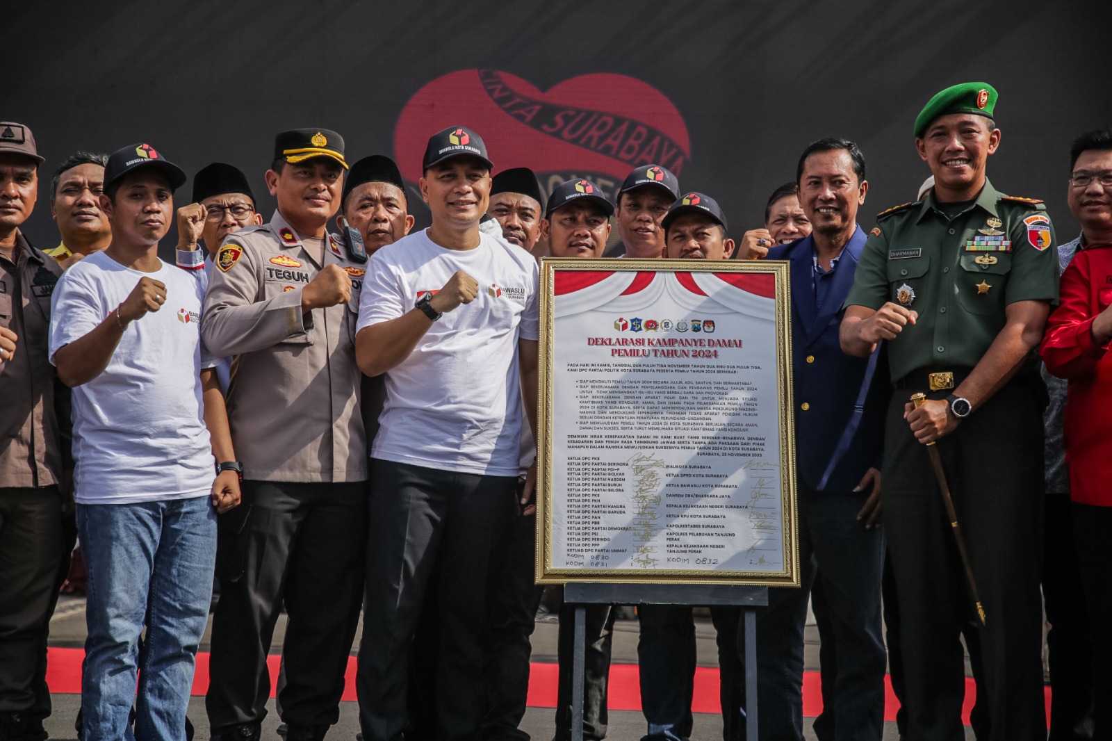 ikrar bersama Deklarasi Pemilu Damai 2024 di Halaman Balai Kota Surabaya, Kamis (23/11/2023