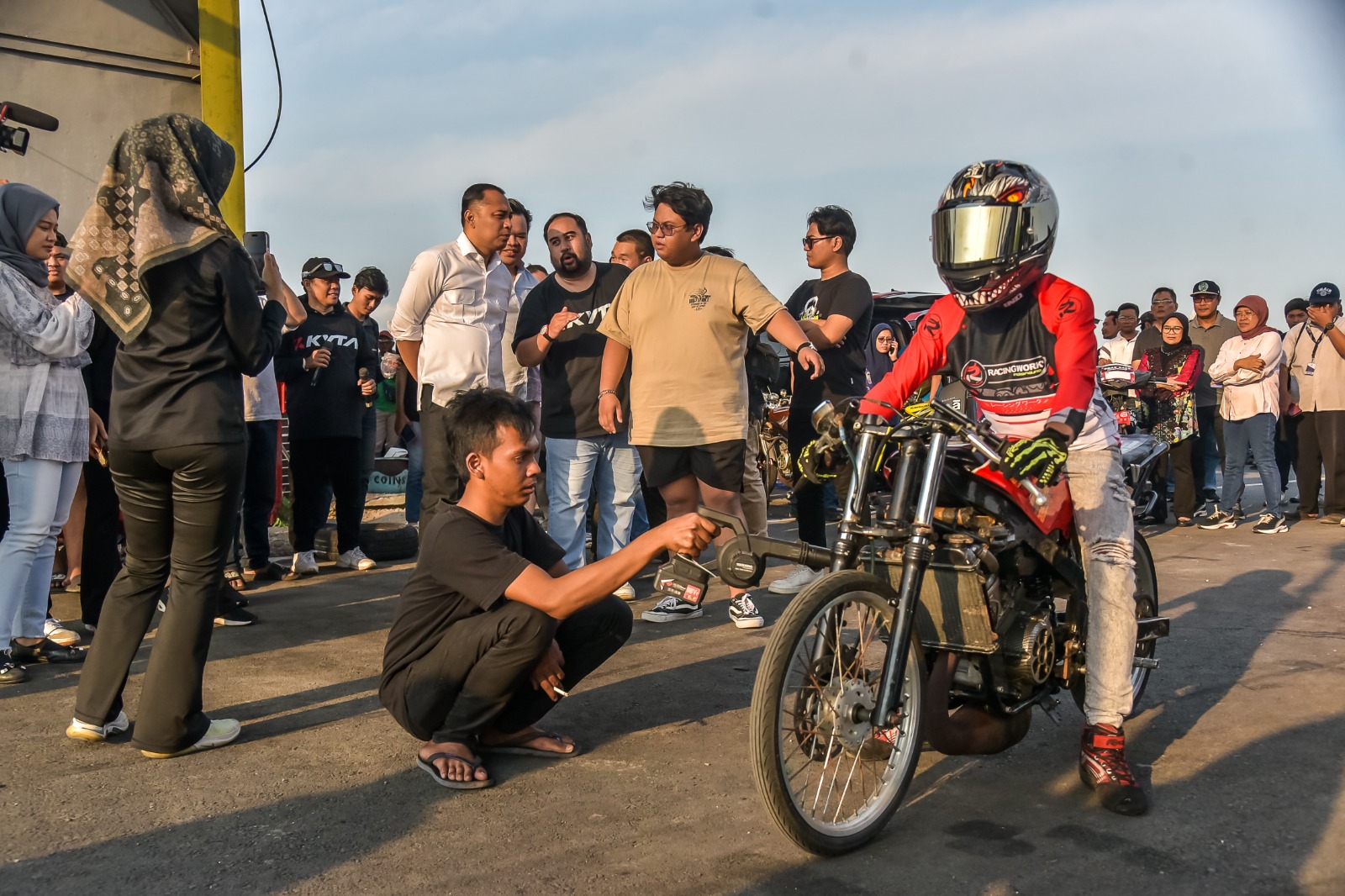 Pemerintah Kota (Pemkot) Surabaya bersama Amari Auto Group menggelar latihan drag motor bareng di Sirkuit Gelora Bung Tomo (GBT) pada Sabtu (21/9/2024). 
