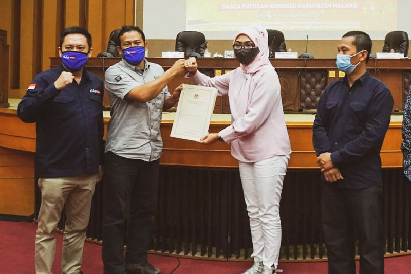SERAH TERIMA: Ketua KPU Kabupaten Malang Anis Suhartini (kedua kanan) bersama bapaslon perseorangan Heri Cahyono dan Gunadi Handoko, di Gedung DPRD Kabupaten Malang, Selasa (15/9). FOTO: HMP/ANTARA