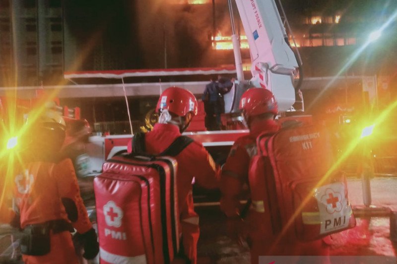 Personel PMI Jaksel dikerahkan untuk membantu penanganan proses memadamkan kebakaran Kantor Kejagung RI di Jalan Sultan Hasanudin Dalam, No. 1, RT.011/RW.007, Kelurahan Kramat Pela, Kecamatan Kebayoran Baru, Jakarta Selatan. (Antara/HO/PMI Jaksel)

