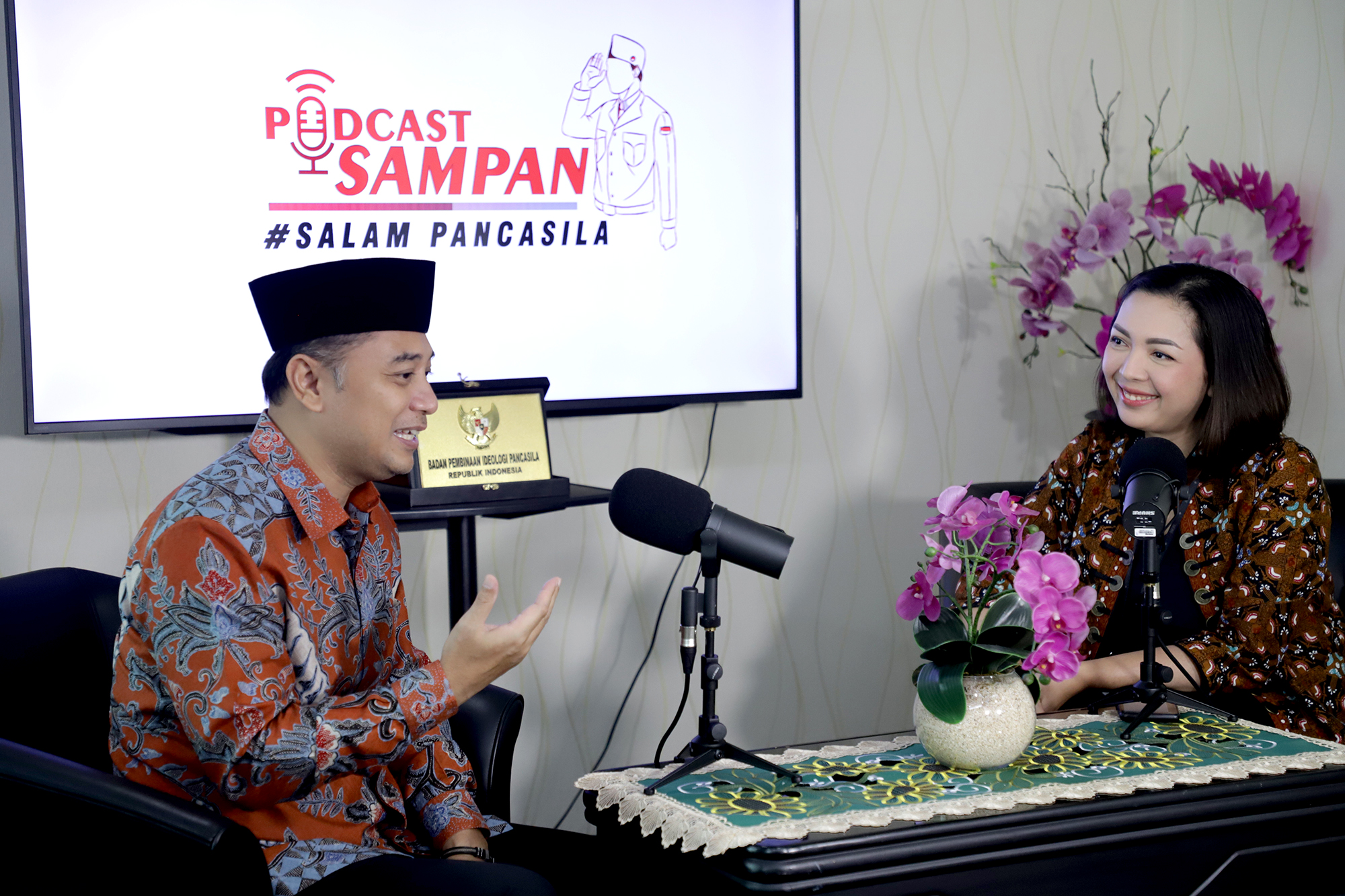 Wali Kota Surabaya Eri Cahyadi saat podcast di kanal tematik Salam Pancasila (Sampan) Badan Pembinaan Ideologi Pancasila (BPIP) RI, di Universitas Islam Negeri Sunan Ampel (Uinsa) Surabaya, Selasa (16/5/2023)