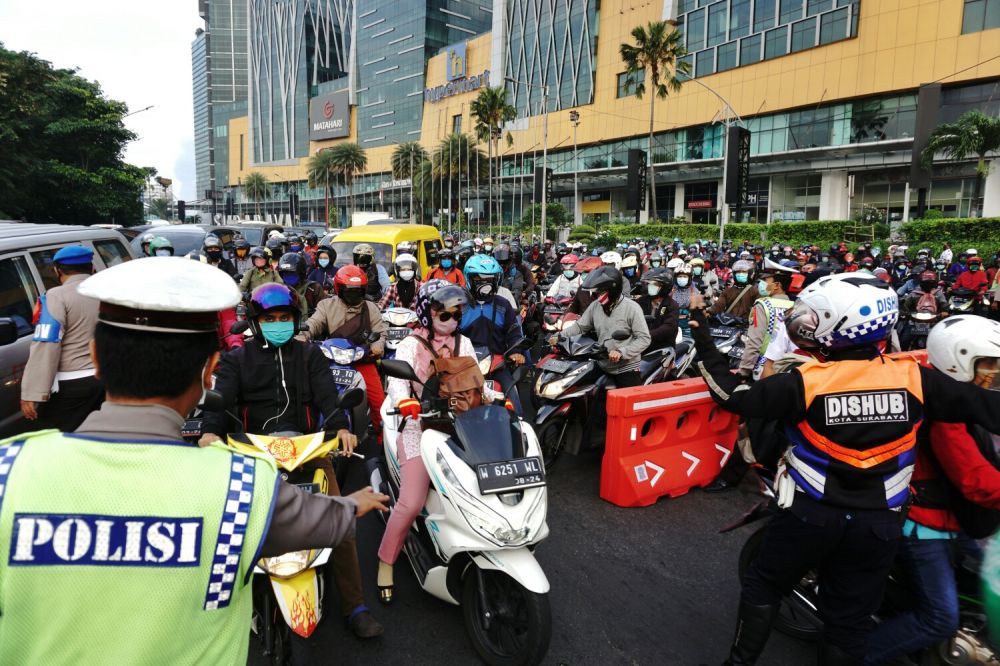 Kemacetan panjang terjadi di depan Mall Cito Bundaran Waru saat hari pertama penerapan PSBB di Surabaya, Selasa (28/4) pagi. (Foto HMP/Zul) 