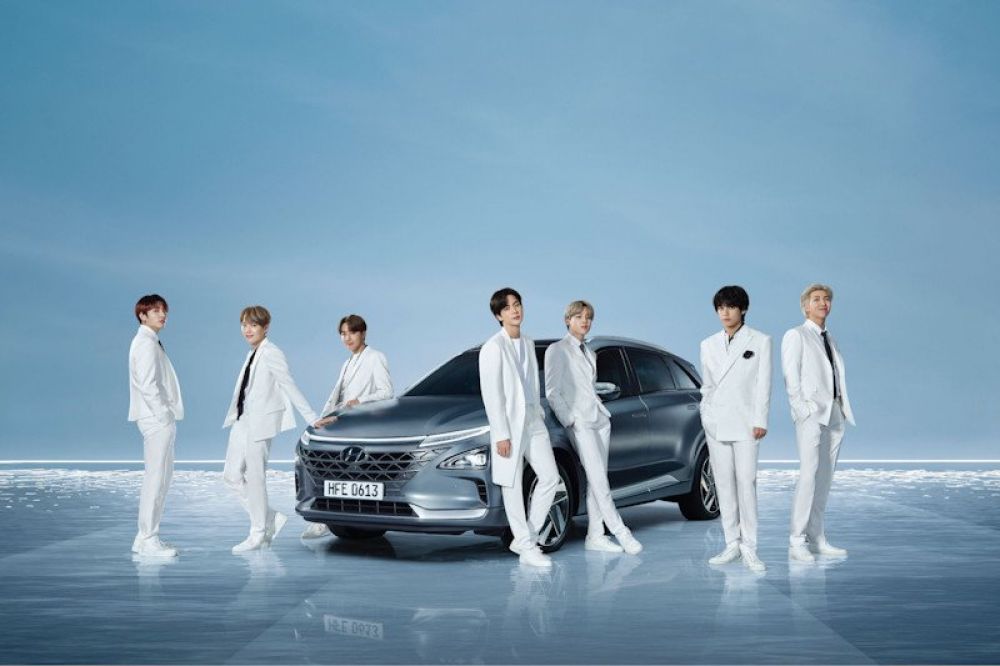 BTS dengan kendaraan hidrogen Hyundai NEXO. (ANTARA/Hyundai)