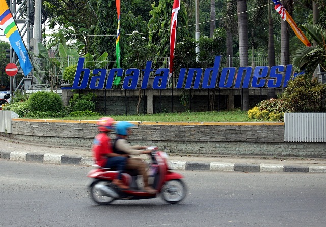 Warga melintas di depan Kantor PT Barata Indonesia di Gresik.